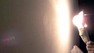 進行墻面打磨的時候，為了能夠隨時觀察墻面平整度，一定要手持一個至少200瓦的燈泡打磨。