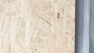 門套基層采用OSB板，貼墻基層必須再襯防潮膜，以免門套基層愛潮、發霉及發黑。